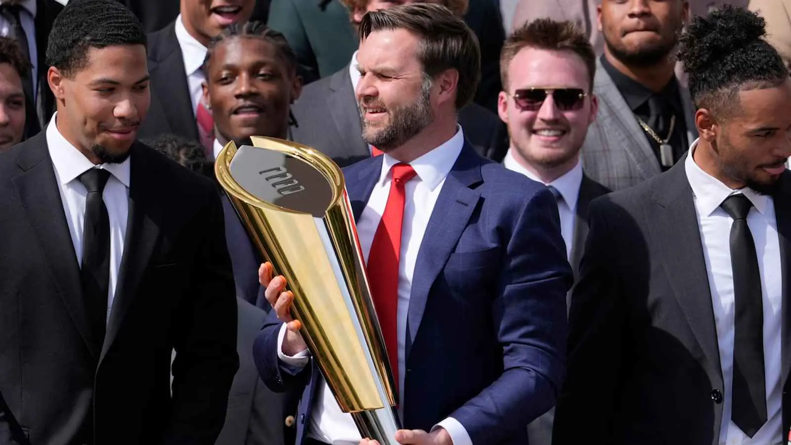 موقف طريف.. نائب ترامب "يكسر" جائزة قبل تسلمها (فيديو)