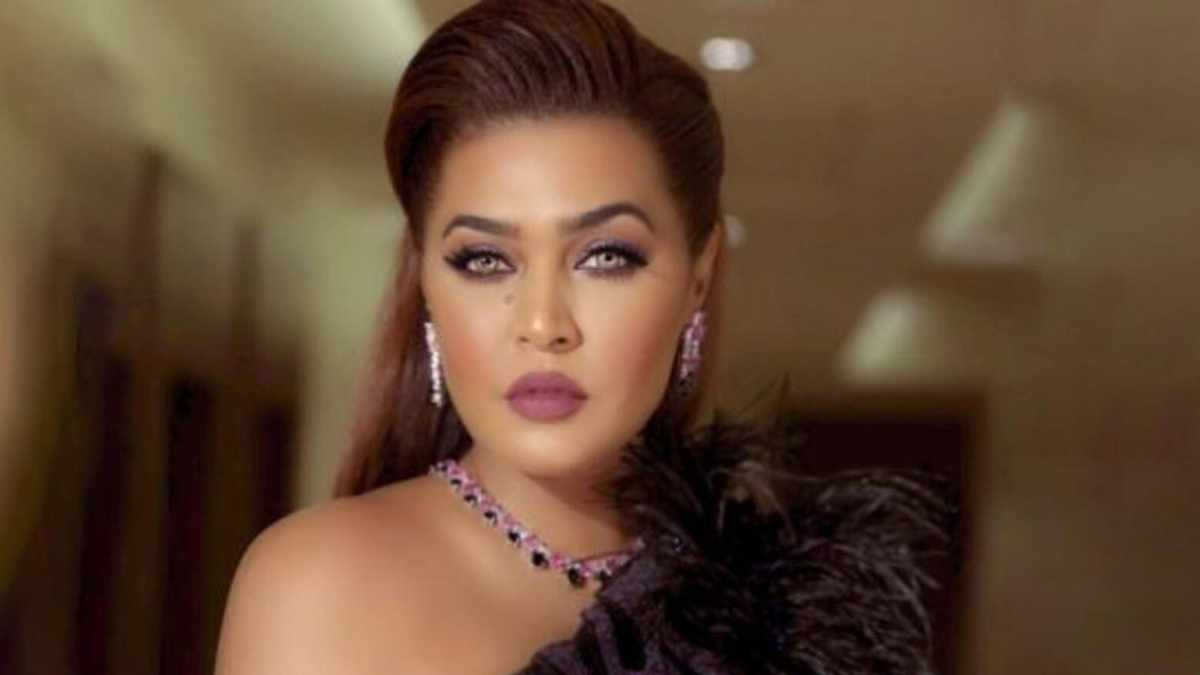 وعد ترد على منتقديها بعد احتضانها الفائز ببرنامج "نجم السعودية" (فيديو)