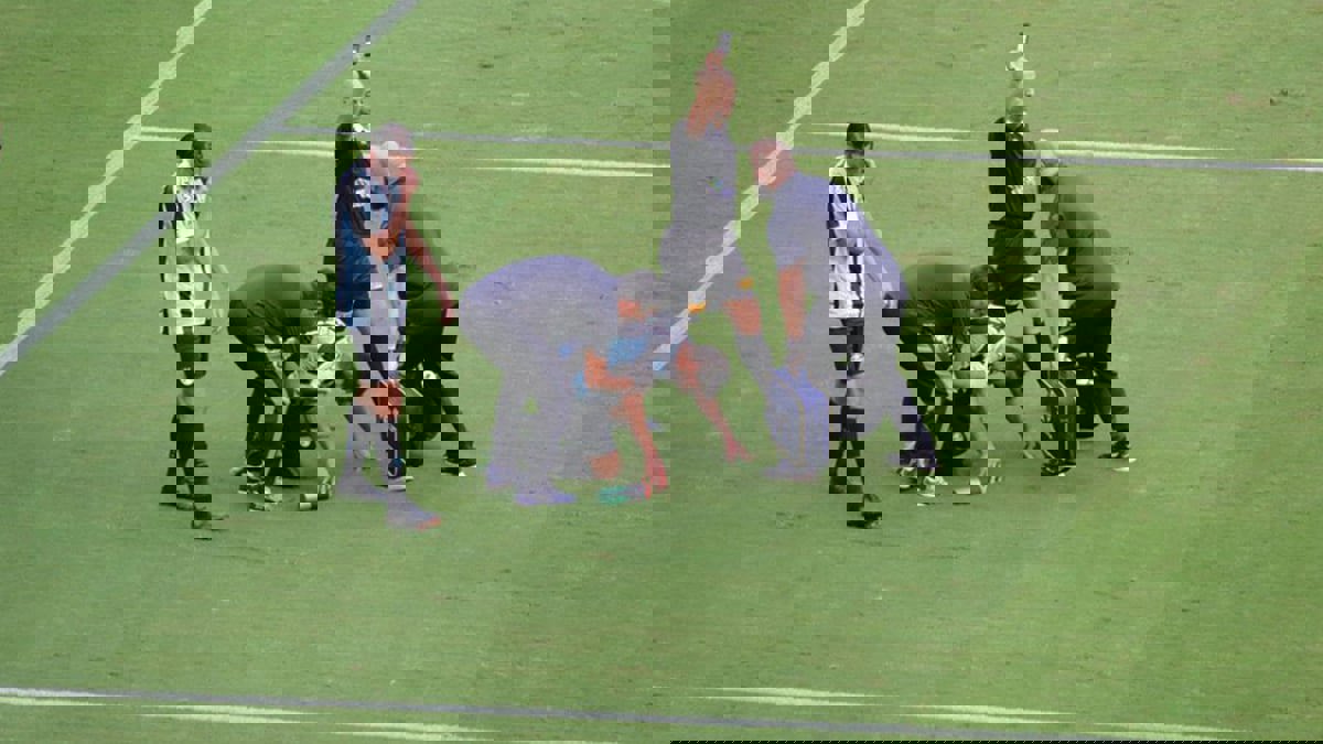 إصابة لاعب برازيلي بهاتف محمول في مباراة قمة بورتو أليغري (فيديو)