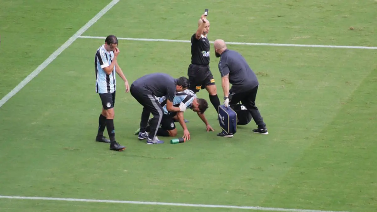 إصابة لاعب برازيلي بهاتف محمول في مباراة قمة بورتو أليغري (فيديو)