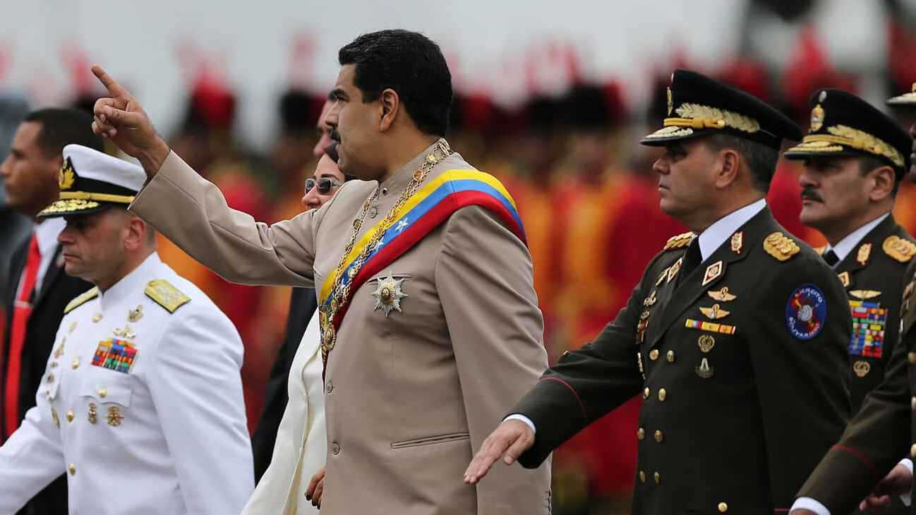 بعد تصنيف واشنطن "كارتل الشموس" إرهابيا.. هل بدأ العد التنازلي لإسقاط مادورو؟