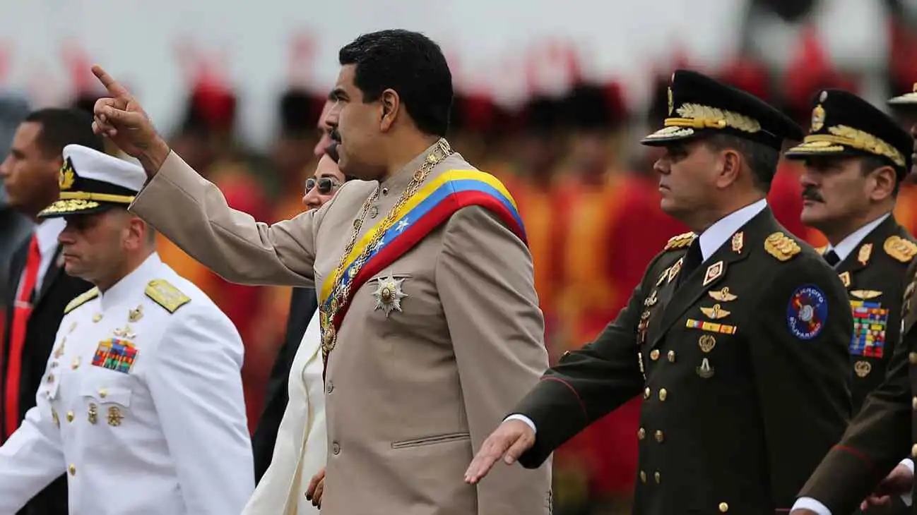 بعد تصنيف واشنطن "كارتل الشموس" إرهابيا.. هل بدأ العد التنازلي لإسقاط مادورو؟