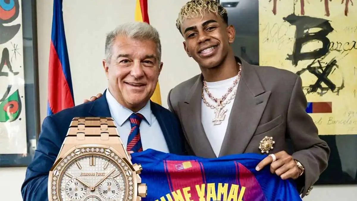 ذهب وردي.. كم يبلغ سعر ساعة لامين يامال التي ارتداها عند تجديد عقده؟ (صور)