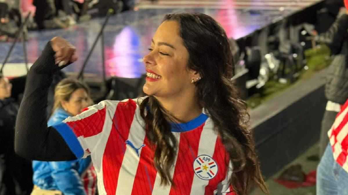 من المدرجات إلى التلفزيون.. تحول مذهل في حياة أشهر مشجعة في العالم  (صور)