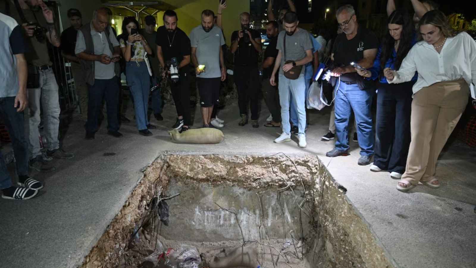 أجهزة "حزب الله" المتفجرة تترك أدلة على مؤامرة "الزر الأحمر"