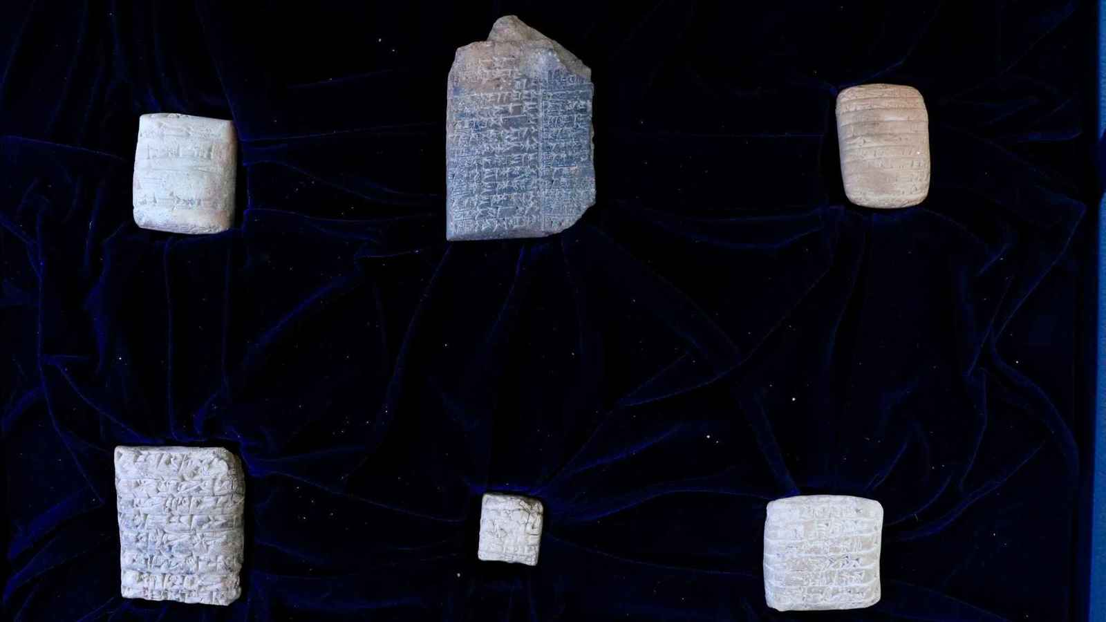 العراق يستعيد ألواحا طينية أثرية من تركيا (صور)