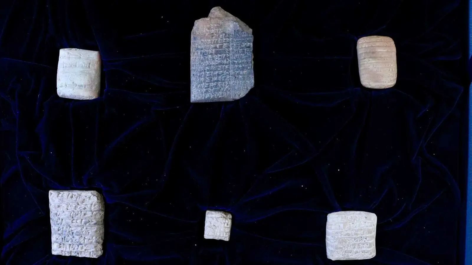 العراق يستعيد ألواحا طينية أثرية من تركيا (صور)