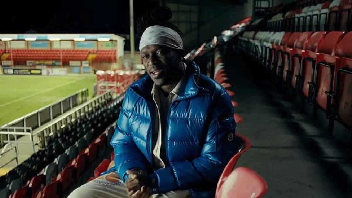 "تعهد بقيادته للبريميرليغ".. مغني راب بريطاني يشتري نادياً مغموراً 