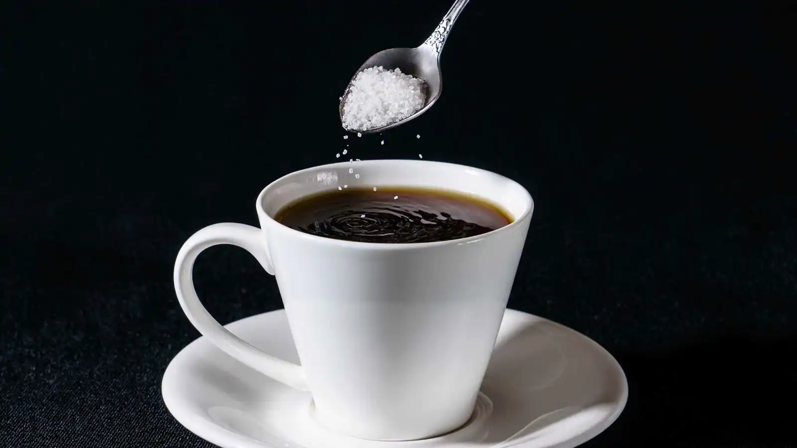 الملح في القهوة.. هل حقاً يهدئ القلق والرعشة؟