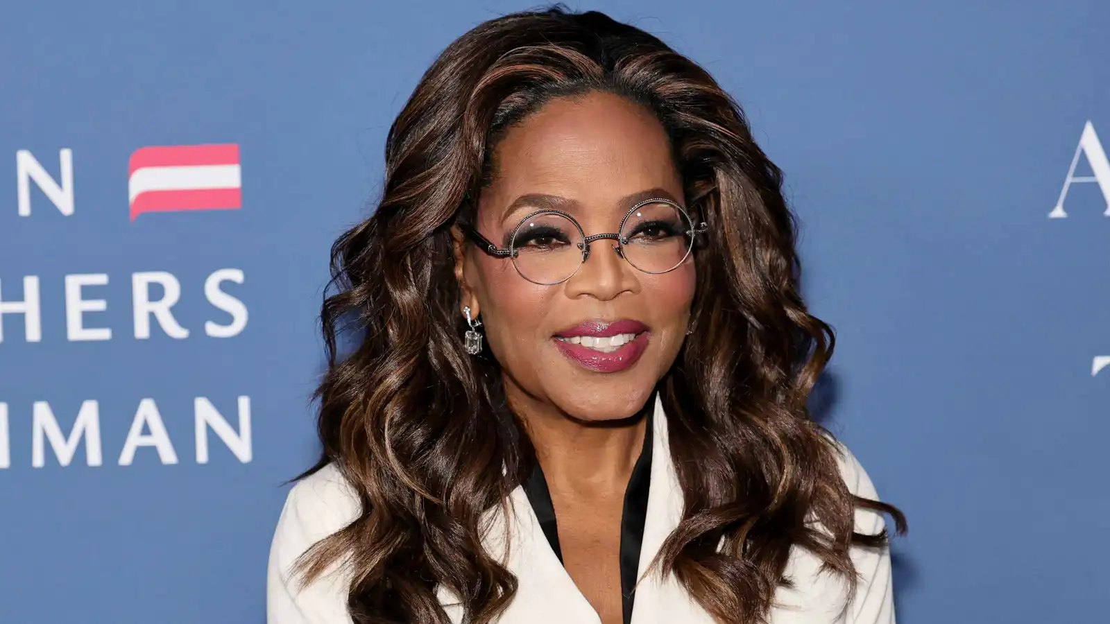 أوبرا تكشف استعادة جزء من وزنها بعد التوقف عن الأدوية