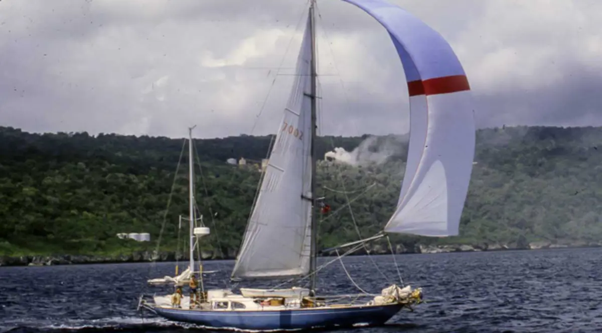 أول امرأة تعبر المحيط الهادي في قارب بمفردها