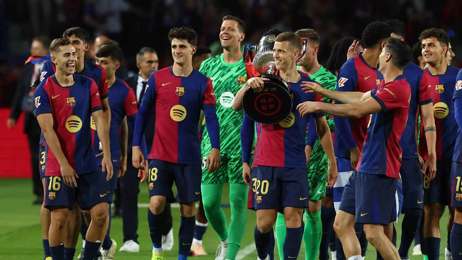 سخر من لاعب ريال مدريد.. داني أولمو يحتفل بالثلاثية بطريقة مثيرة للجدل (صورة)