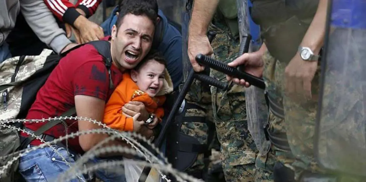 مواجهات بين الشرطة اليونانية ولاجئين سوريين وعراقيين