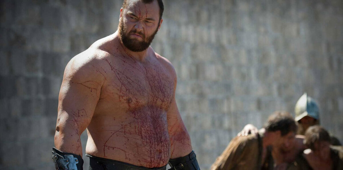 بالصور.. بطل "صراع العروش" يحدد رقمًا قياسيًا جديدًا في رفع الأثقال