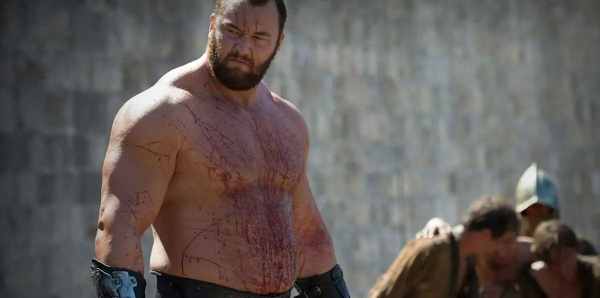 بالصور.. بطل "صراع العروش" يحدد رقمًا قياسيًا جديدًا في رفع الأثقال