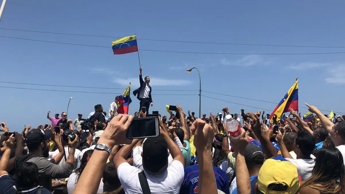 رغم التهديدات بالاعتقال... غوايدو يعود إلى فنزويلا عبر مطار كراكاس (فيديو)