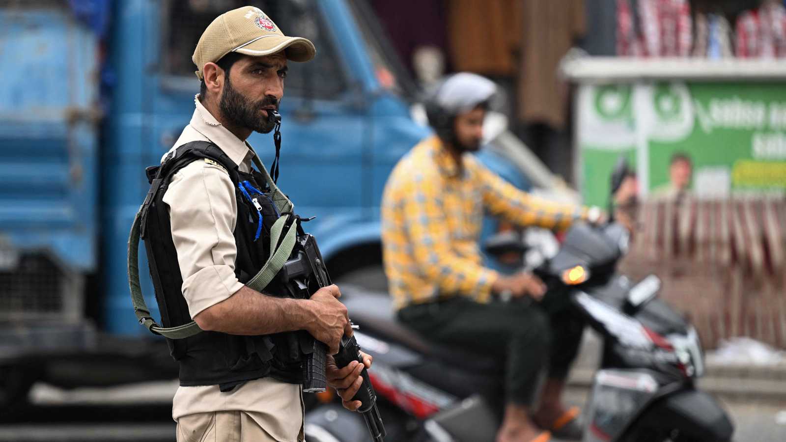 قتيلان بهجوم قردة على معبد في الهند (فيديو)