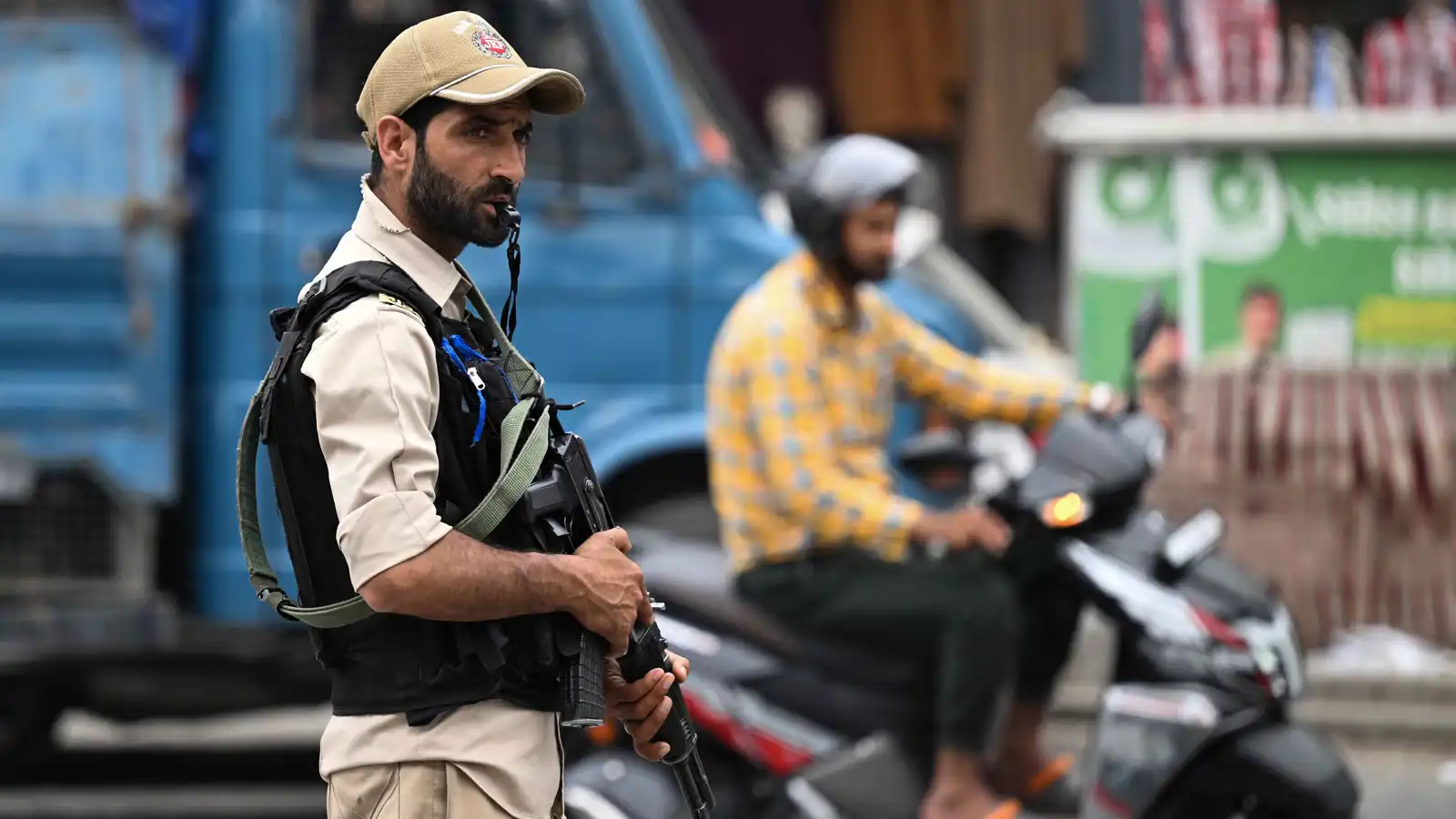 قتيلان بهجوم قردة على معبد في الهند (فيديو)