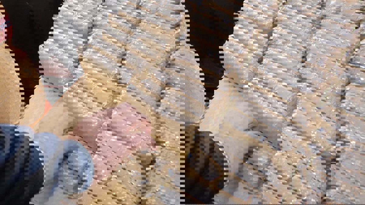 صياد إماراتي يعثر على حقيبة مخدرات