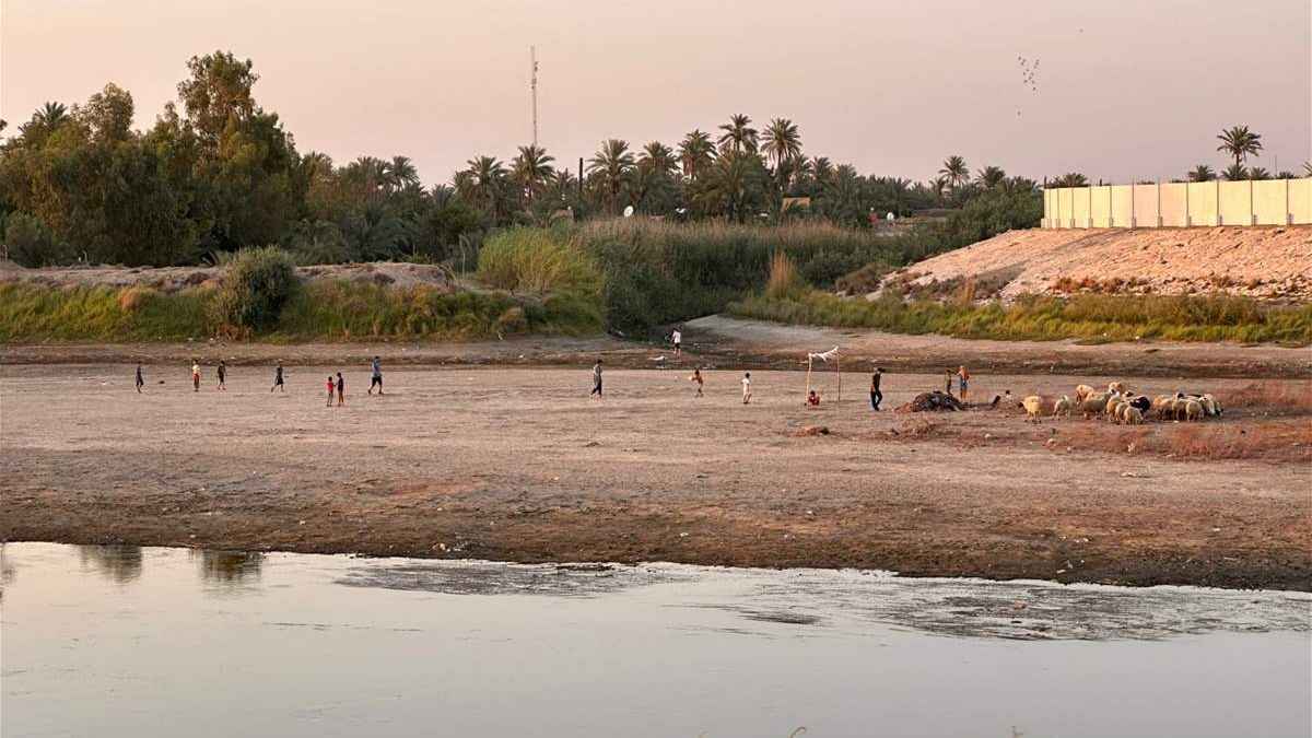 صور مؤثرة لمباراة كرة قدم داخل مجرى نهر جافٍ في العراق