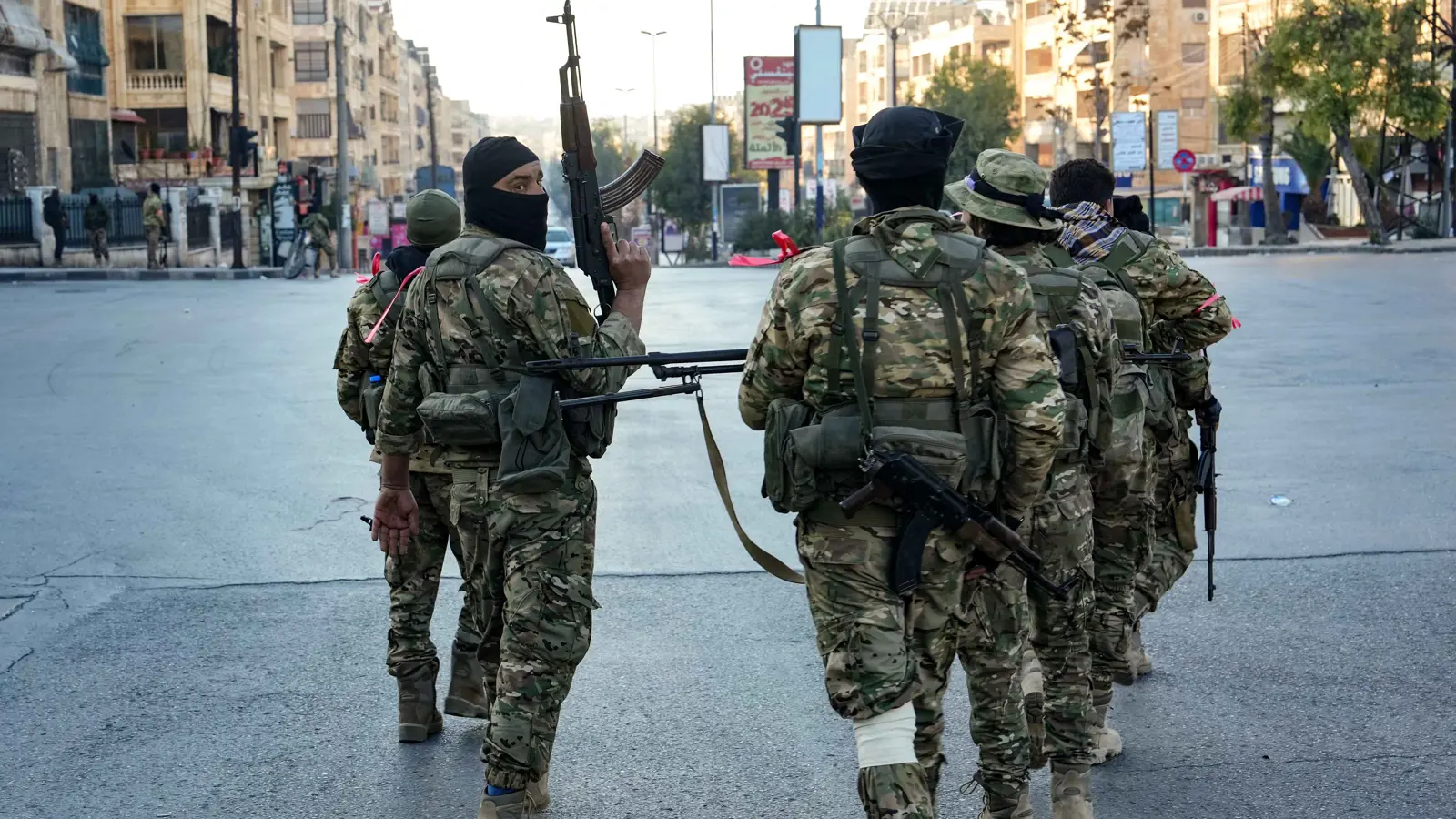 الفصائل المسلحة تعلن السيطرة على مطار حماة العسكري