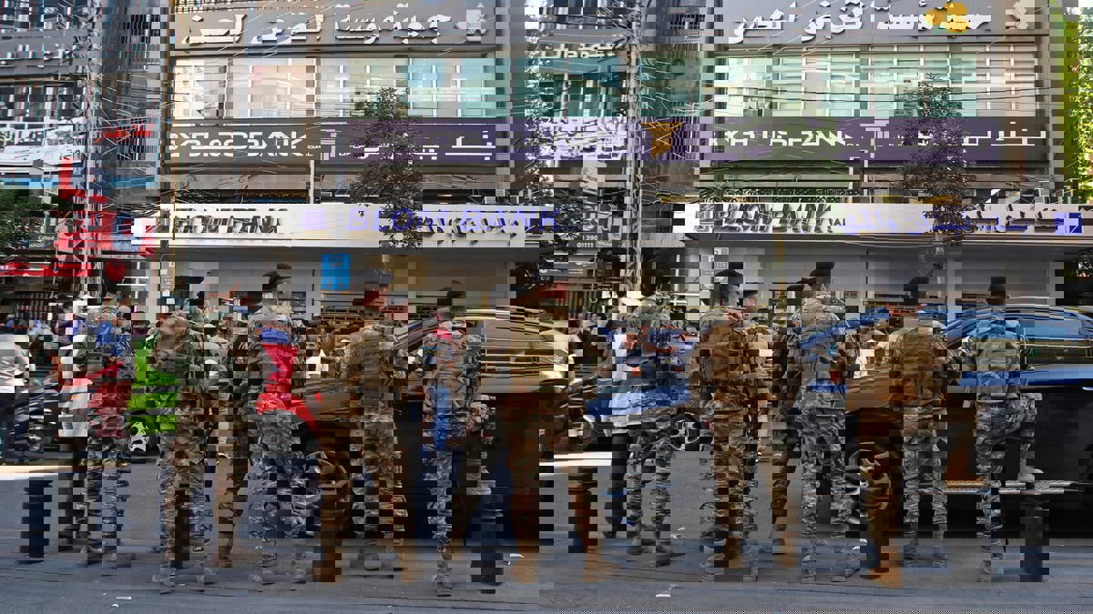 بسلاح وقنبلة.. مودع يحتجز رهائن في مصرف لبناني بعد رفض تسليمه أمواله