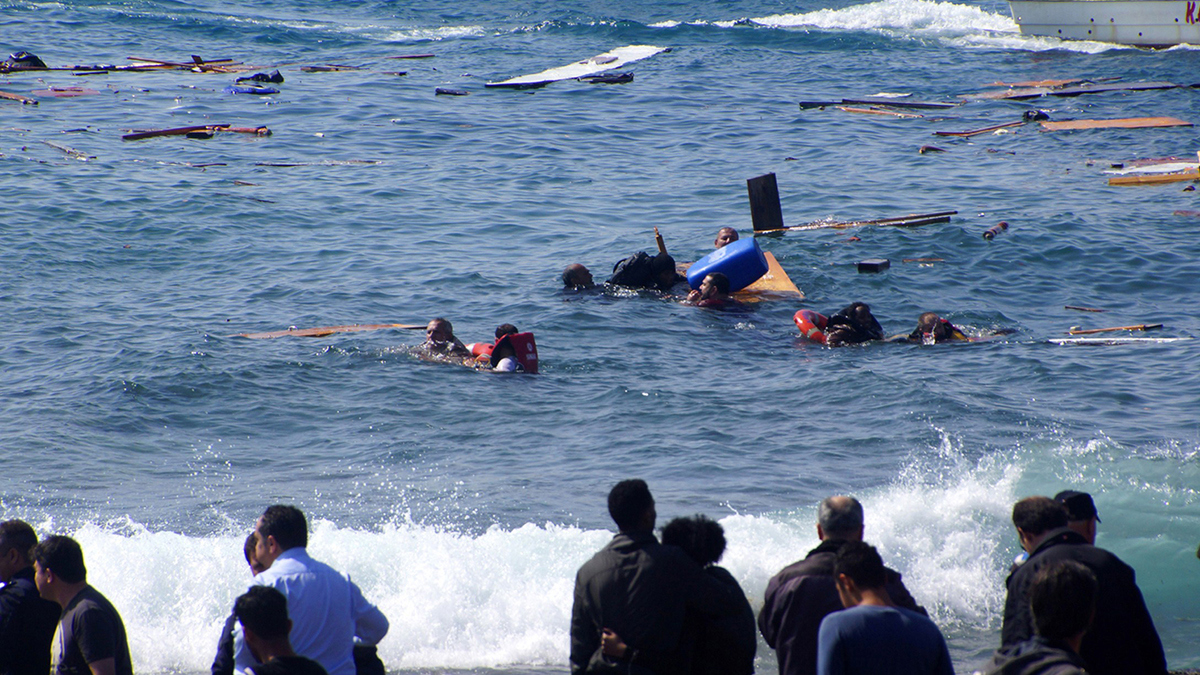 ارتفاع العدد النهائي لحادث غرق سفينة مهاجرين قبالة تونس إلى 82