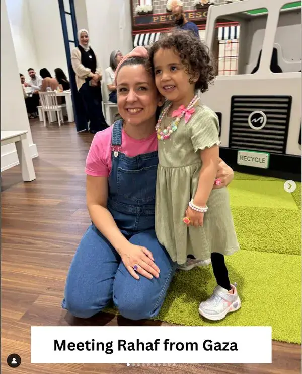 مس رايتشل مع طفلة غزية فقدت ساقها