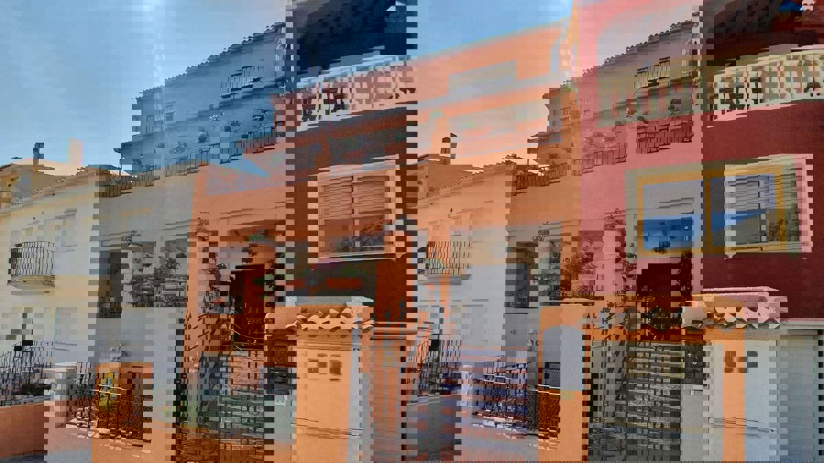 مشاهير سعوديون يواجهون اتهامات بخداع مشترين لمنازل عبر إعلانات مضللة