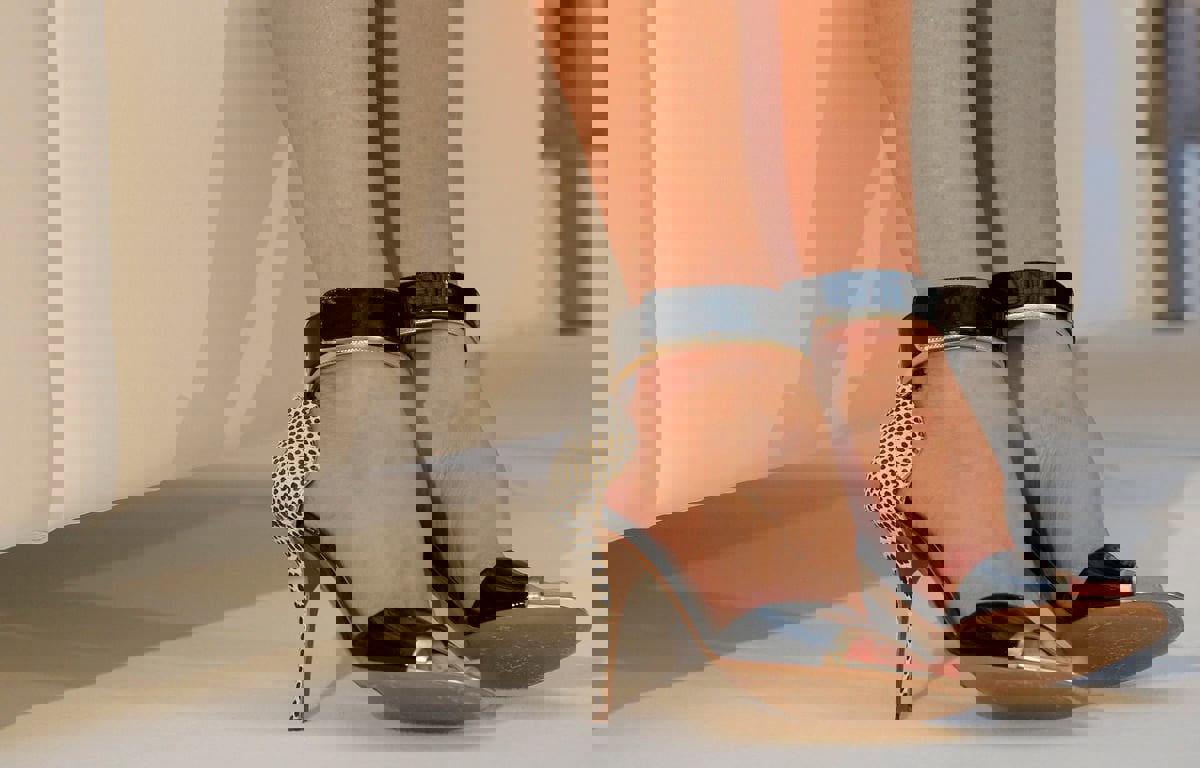 فائدة مذهلة للكعب العالي في زيادة قوة الساق وكفاءتها