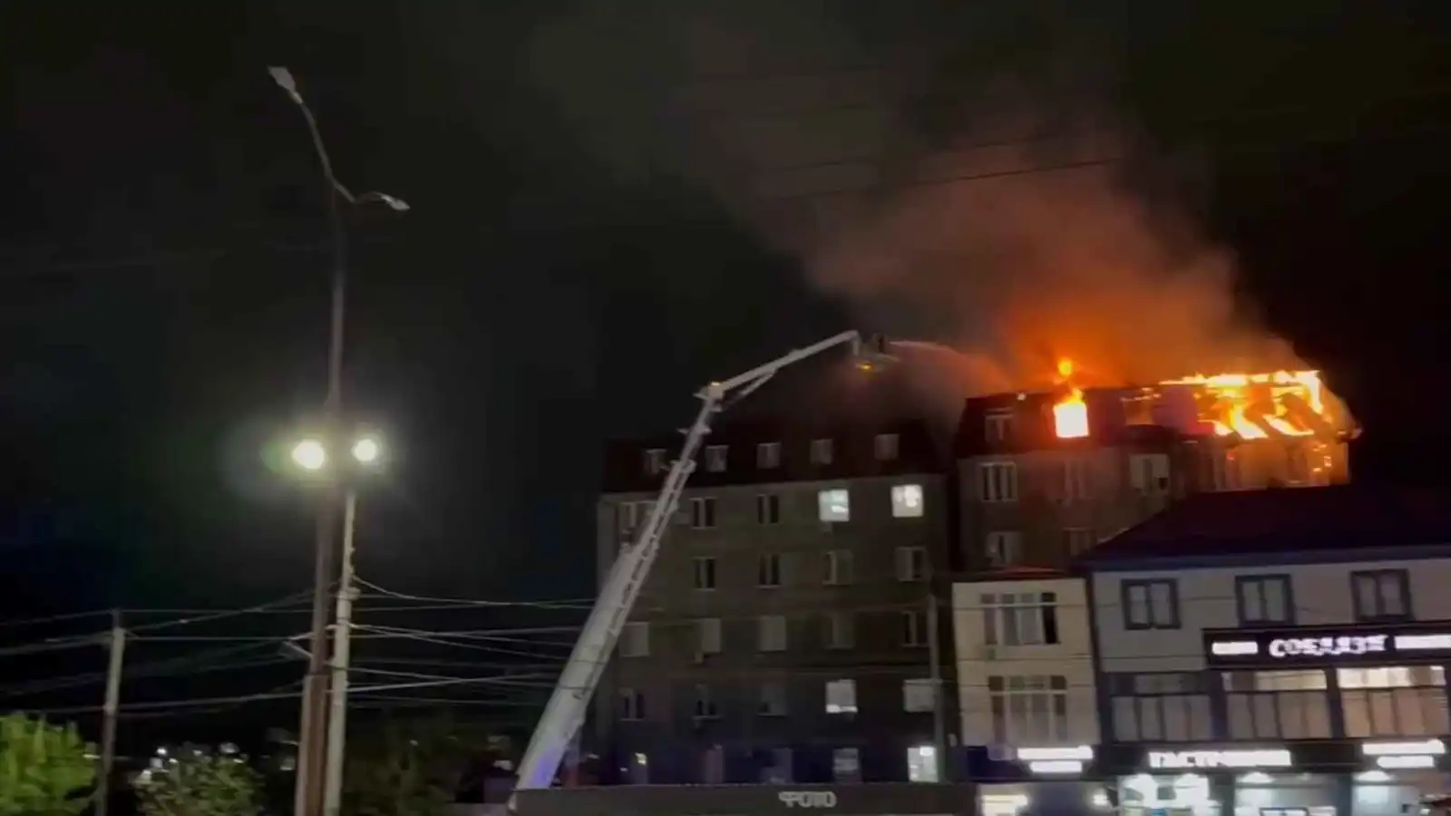 لحظات رعب.. حريق ضخم يلتهم مبنى في داغستان الروسية (فيديو)