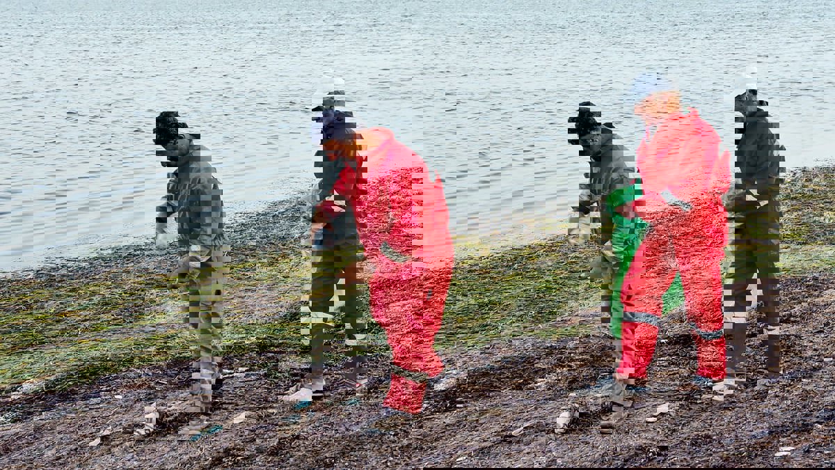 علامة تجارية تونسية تحول بلاستيك عبوات البحر إلى أزياء