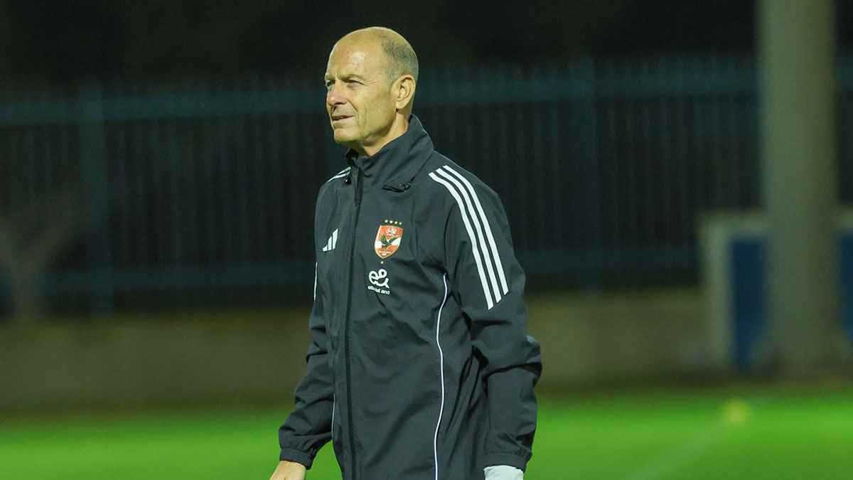 أظهر العين الحمراء.. توروب يرعب لاعبي الأهلي المصري 