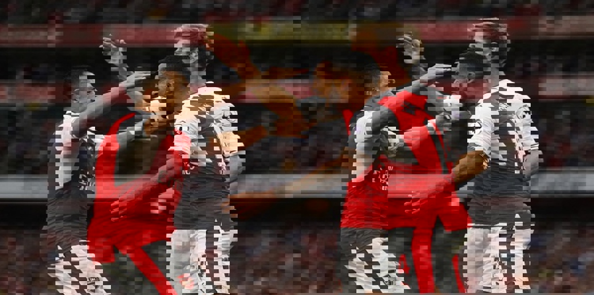 هل يستمر صراع صدارة الدوري الإنجليزي ثلاثيًا؟