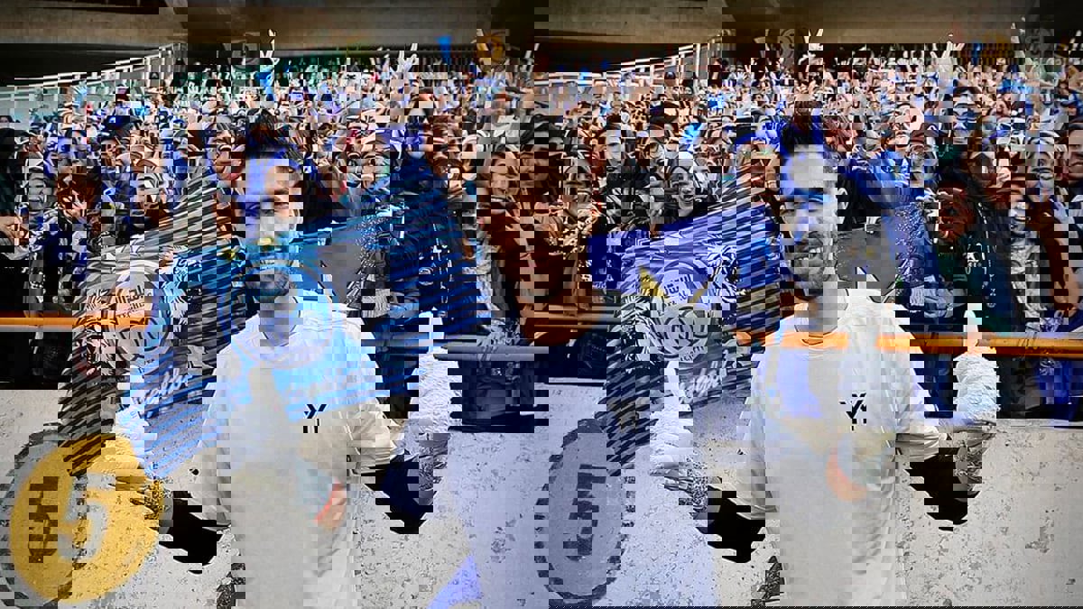 حارس مرمى إيراني يثير الجدل بعد احتضانه مشجعة في الملعب (فيديو)