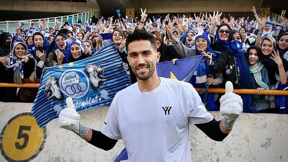 حارس مرمى إيراني يثير الجدل بعد احتضانه مشجعة في الملعب (فيديو)