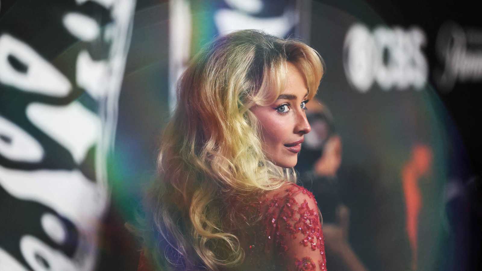 "لا تشركني في أجندتك".. نجمة البوب الأمريكية سابرينا كاربنتر تهاجم ترامب