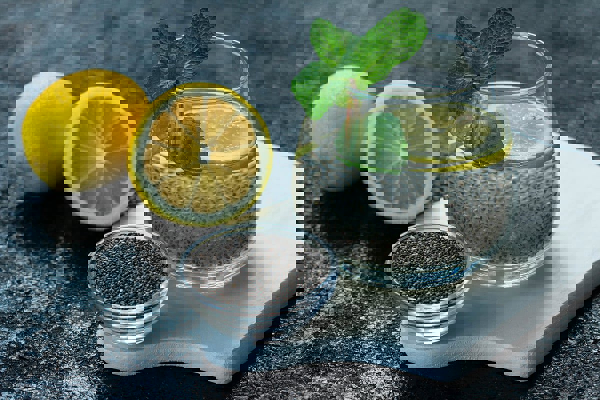 هل نقع بذور الشيا يجردها من فوائدها؟