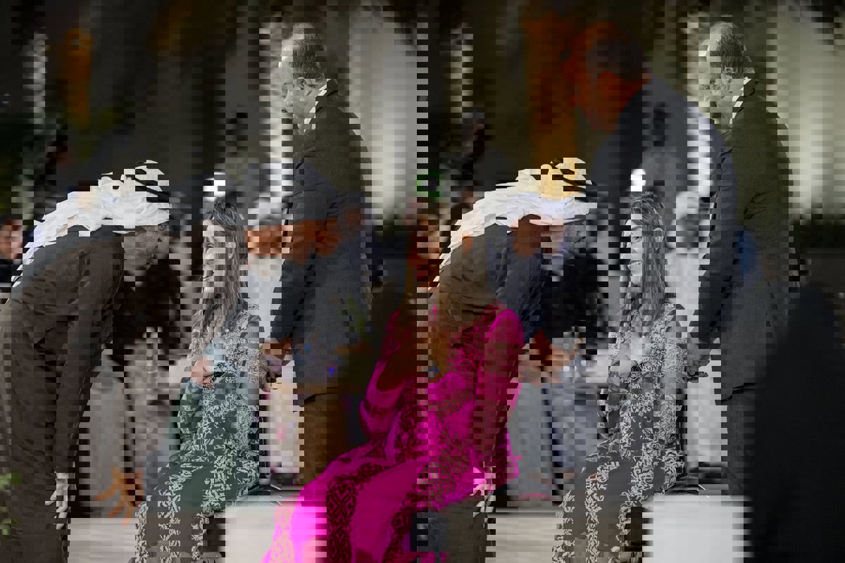 "رجل الإنسانية".. أسلوب استماع محمد بن زايد لتونسية يثير تفاعلاً واسعاً (فيديو)