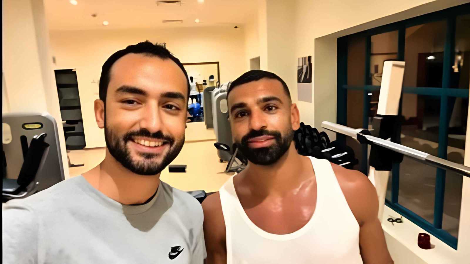 لم يصدق.. محمد صلاح يفاجئ مشجعا في "الجيم" (فيديو)