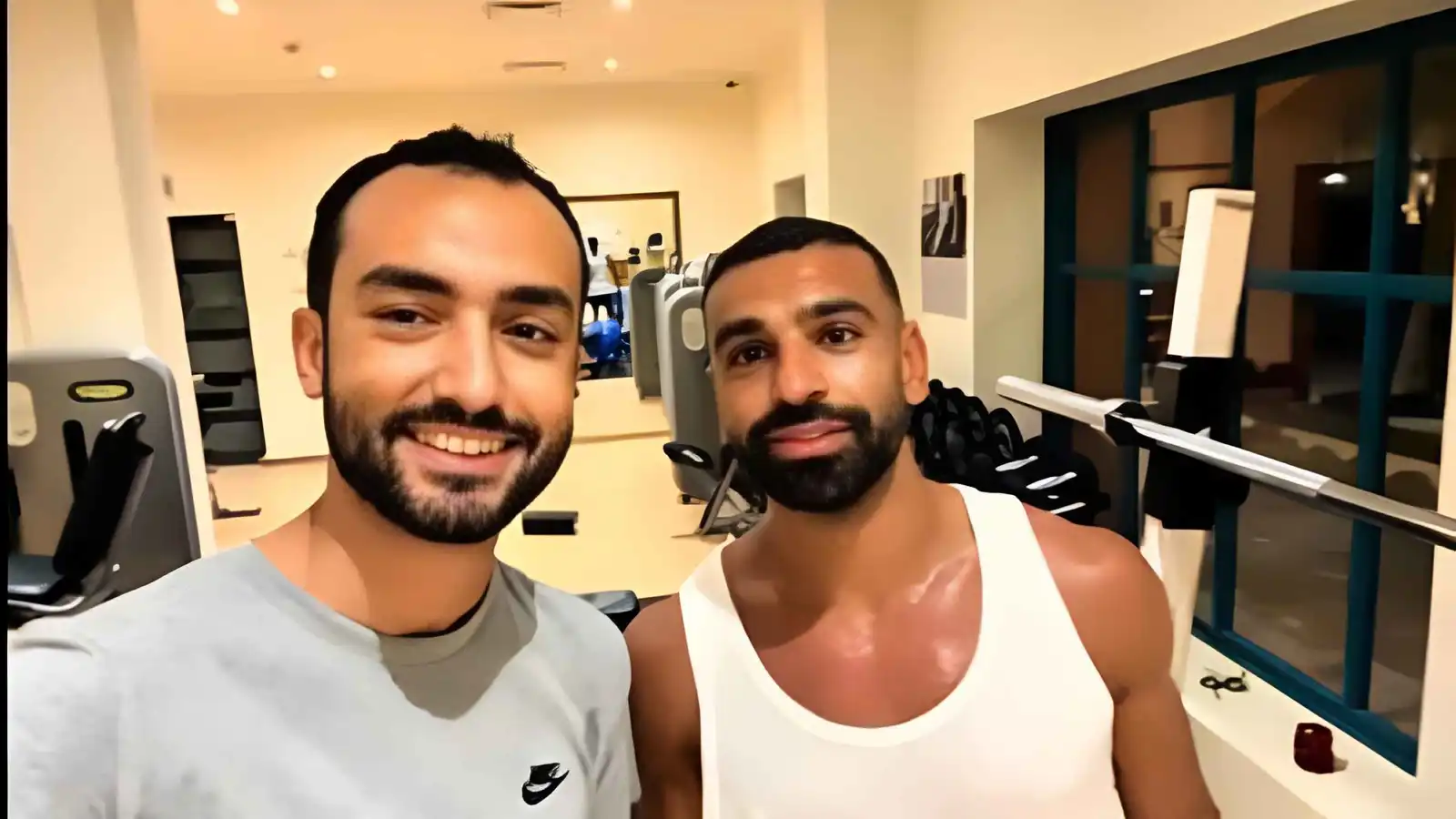 لم يصدق.. محمد صلاح يفاجئ مشجعا في "الجيم" (فيديو)