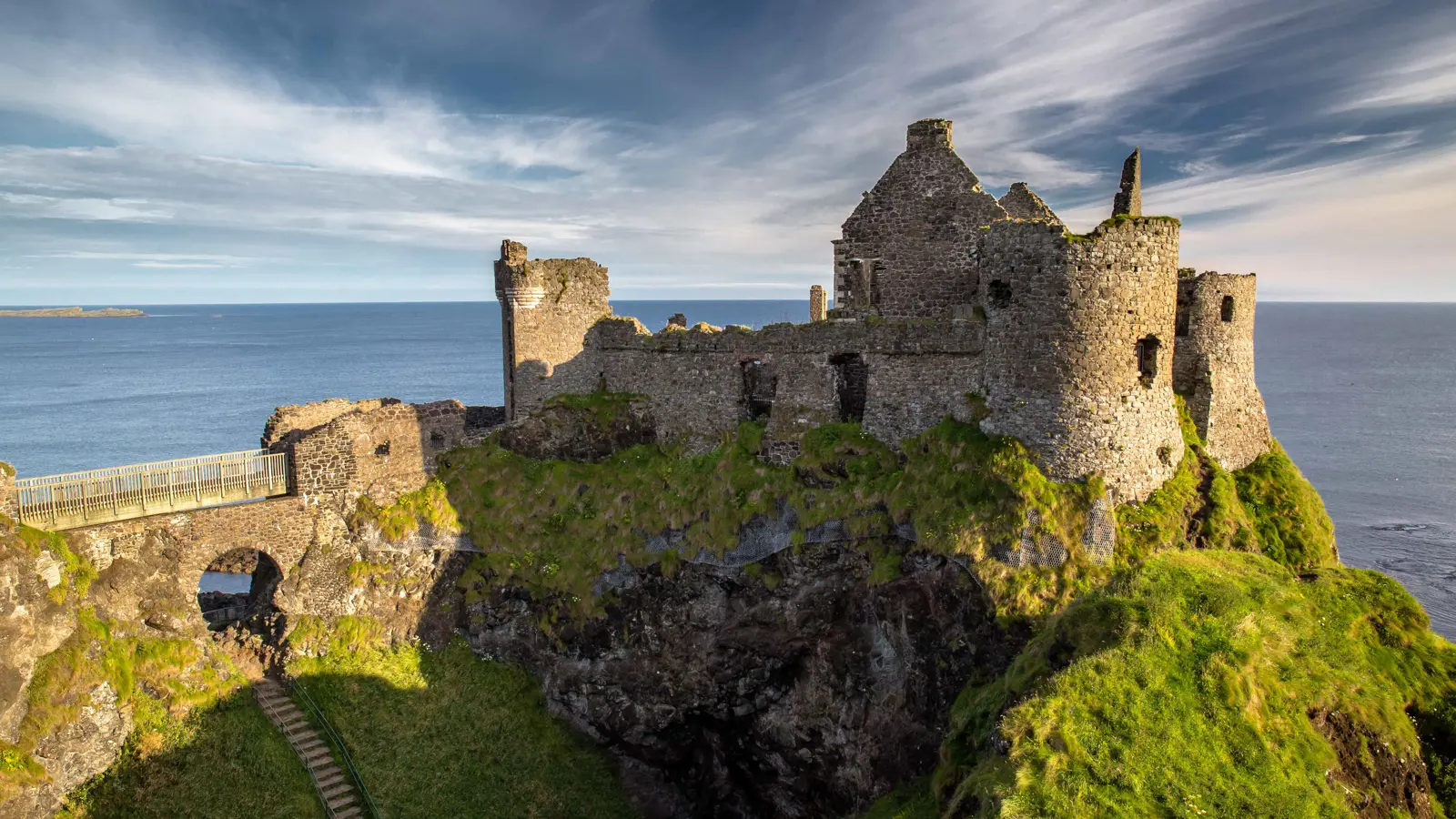 بورتراش.. المدينة الأيرلندية الساحرة التي تكشف ثلاث دول من قمة واحدة (صور)