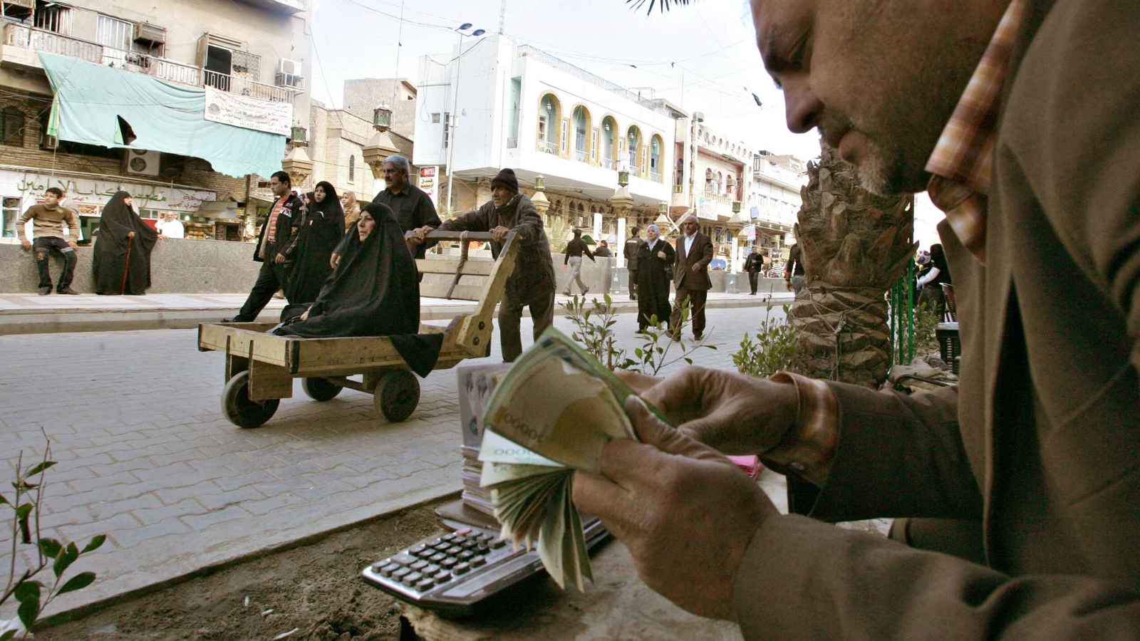 بعد عقوبات ترامب.. العملة الإيرانية تشهد أكبر انهيار منذ "الثورة"