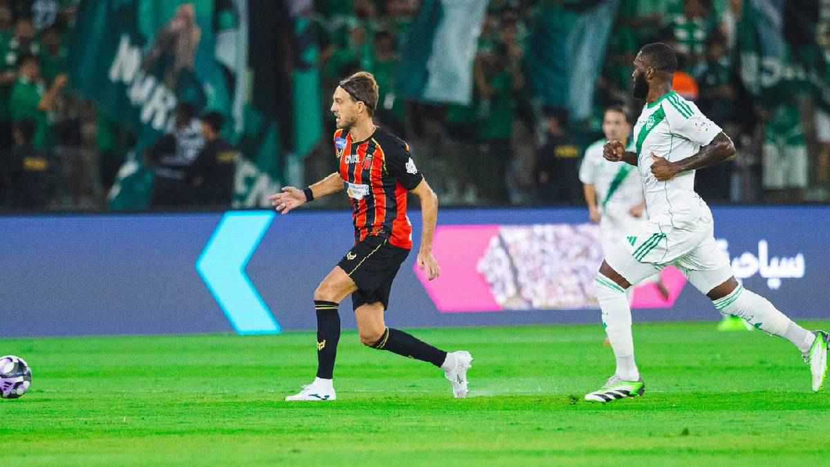 كان كارثة.. سمير عثمان يصدم حكم مباراة الأهلي والرياض بأخطاء مؤثرة (فيديو)