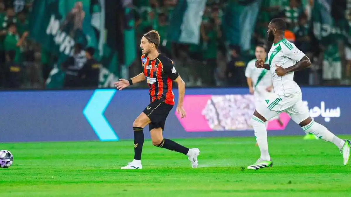 كان كارثة.. سمير عثمان يصدم حكم مباراة الأهلي والرياض بأخطاء مؤثرة (فيديو)