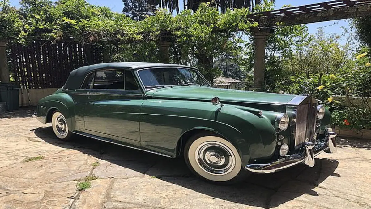 سعرها قارب 7 ملايين دولار.. سيارة إليزابيث تايلور للبيع في مزاد علني (صور)