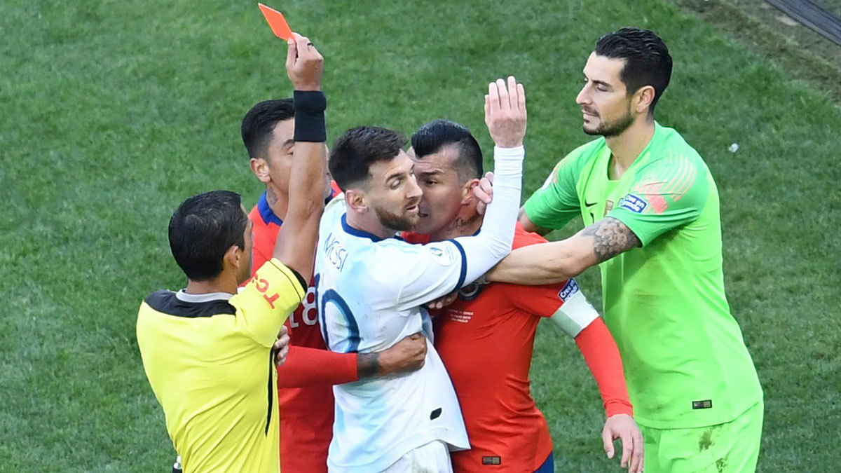 سبب طرد ميسي في مباراة الأرجنتين وتشيلي بكوبا أمريكا