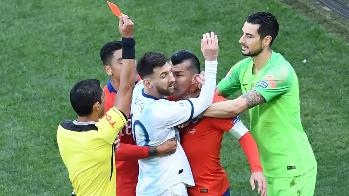 سبب طرد ميسي في مباراة الأرجنتين وتشيلي بكوبا أمريكا