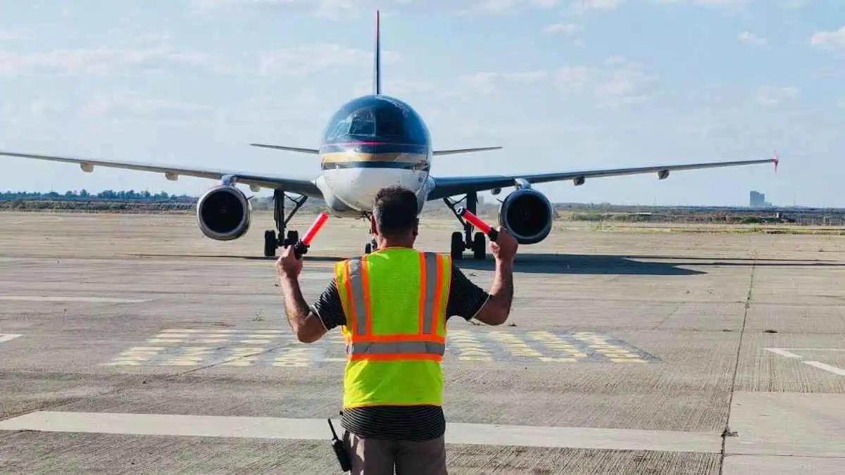 أول رحلة بين الأردن والعراق تبدد "شائعات" مطار بغداد (صور)