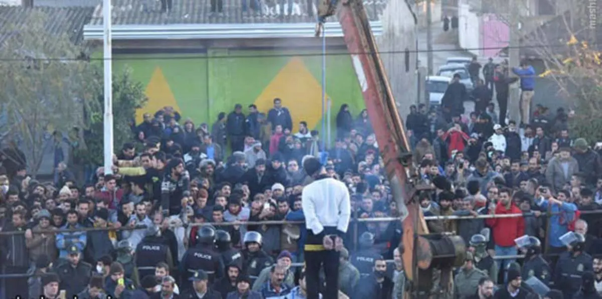 إيران تعدم أحد مواطنيها أمام الملأ (صور)